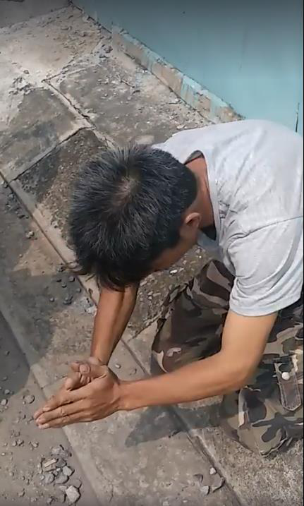 Người cha đau khổ quỳ lạy bên đường mong tìm lại con trai 3 tuổi mất tích 2 tháng nay - Ảnh 3 Nguoi cha dau kho quy lay ben duong mong tim lai con trai 3 tuoi mat tich 2 thang nay - Anh 3