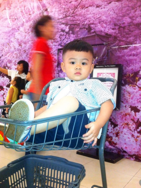Người cha đau khổ quỳ lạy bên đường mong tìm lại con trai 3 tuổi mất tích 2 tháng nay - Ảnh 2 Nguoi cha dau kho quy lay ben duong mong tim lai con trai 3 tuoi mat tich 2 thang nay - Anh 2