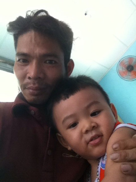 Người cha đau khổ quỳ lạy bên đường mong tìm lại con trai 3 tuổi mất tích 2 tháng nay - Ảnh 4 Nguoi cha dau kho quy lay ben duong mong tim lai con trai 3 tuoi mat tich 2 thang nay - Anh 4
