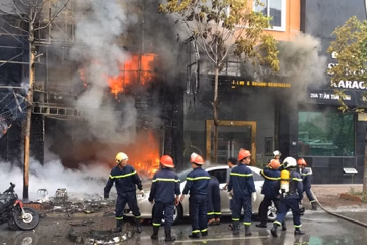 Hiện trường vụ cháy quán karaoke làm 13 người chết.