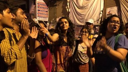 nu-sinh-an-do-doi-quyen-duoc-di-choi-dem-1