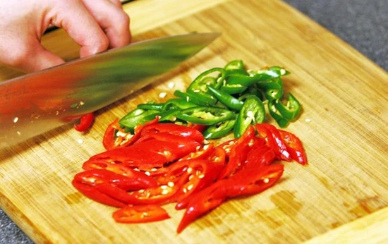 Mẹo chữa bỏng khi thái, ăn ớt và cách xử lý khi bị bỏng dầu mỡ