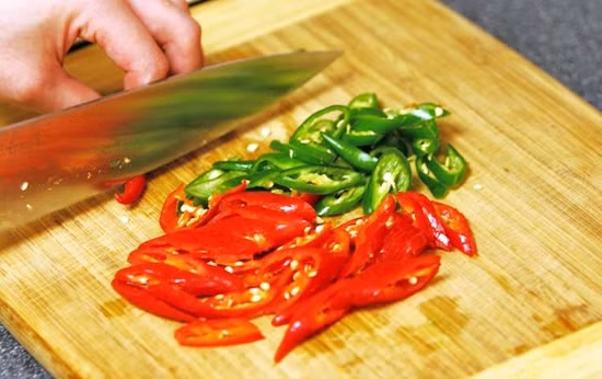 Mẹo chữa bỏng khi thái, ăn ớt và cách xử lý khi bị bỏng dầu mỡ