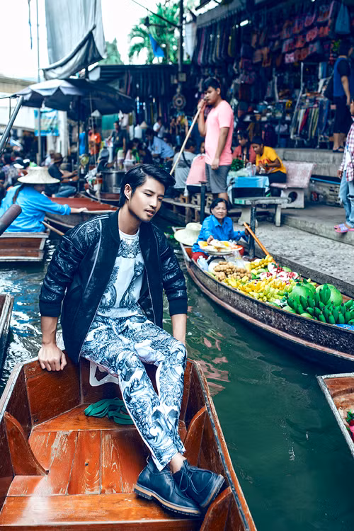 Sở hữu làn da nâu, khuôn mặt góc cạnh vì thế Hồ Vĩnh Anh vẫn không mất đi vẻ nam tính khi diện trang phục có hoa văn điệu đà.