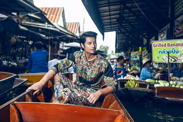 Hồ Vĩnh Anh điệu đà với trang phục họa tiết