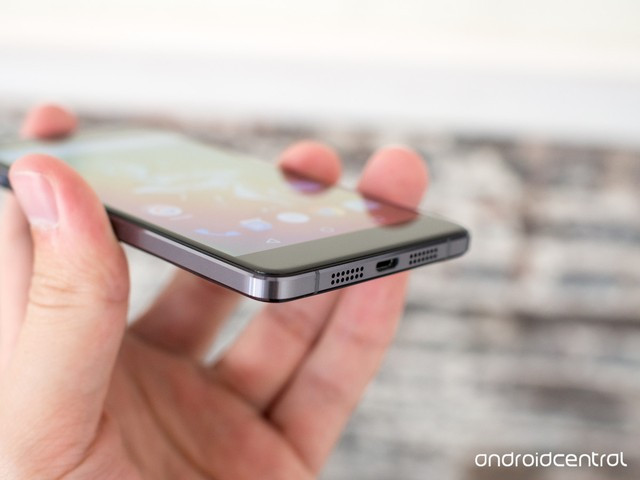 Cận cảnh OnePlus X: Hấp dẫn từ thiết kế, cấu hình đến giá bán ảnh 1 Thoạt nhìn, OnePlus X rất dễ khiến người ta liên tưởng tới iPhone 4 nhờ khung viền kim loại chạy khắp sườn máy.