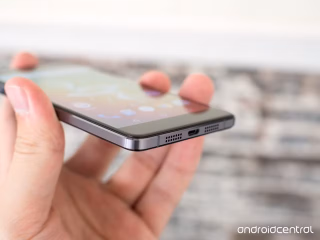  Thoạt nhìn, OnePlus X rất dễ khiến người ta liên tưởng tới iPhone 4 nhờ khung viền kim loại chạy khắp sườn máy. 