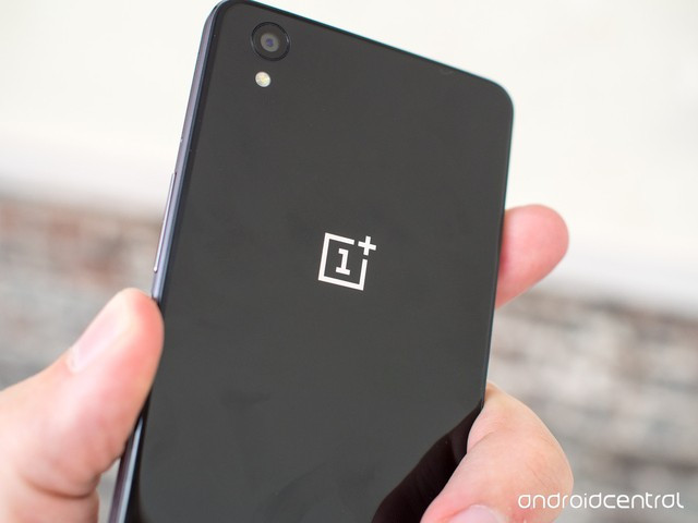 Cận cảnh OnePlus X: Hấp dẫn từ thiết kế, cấu hình đến giá bán ảnh 3 Chúng ta có thể thấy mặt sau của OnePlus X rất bóng bẩy. Đặc biệt hơn, camera sau của OnePlus X không lồi.