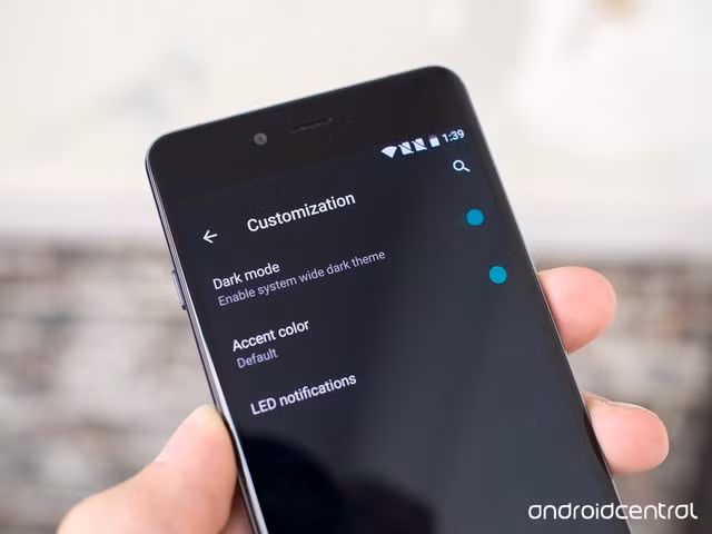  Giao diện của OnePlus X hỗ trợ theme đem giúp tiết kiệm pin. 