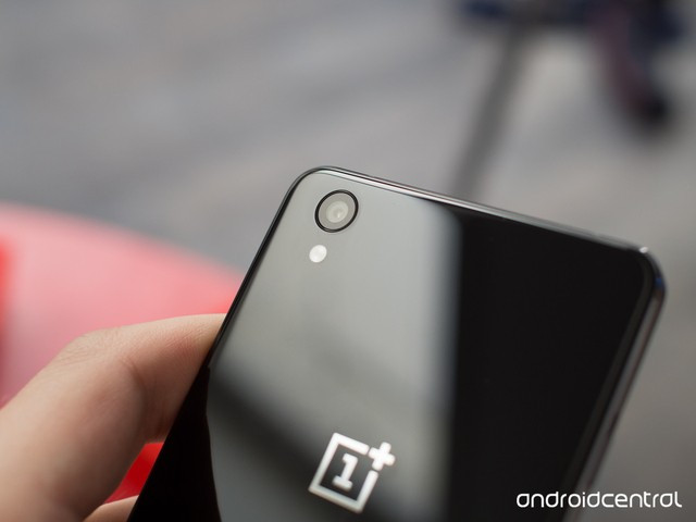 Cận cảnh OnePlus X: Hấp dẫn từ thiết kế, cấu hình đến giá bán ảnh 8 Camera sau không lồi cho thấy OnePlus rất chú trọng tới thiết kế của OnePlus X. Camera này đạt độ phân giải 13 megapixel sử dụng cảm biến cảm biến ISOCELL của Samsung với tốc độ lấy nét chỉ 0,2 giây trong khi khẩu độ đạt f/2.2.