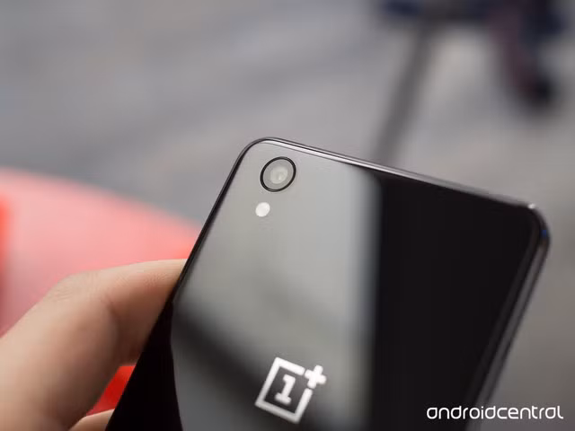  Camera sau không lồi cho thấy OnePlus rất chú trọng tới thiết kế của OnePlus X. Camera này đạt độ phân giải 13 megapixel sử dụng cảm biến cảm biến ISOCELL của Samsung với tốc độ lấy nét chỉ 0,2 giây trong khi khẩu độ đạt f/2.2. 