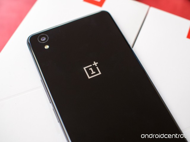 Cận cảnh OnePlus X: Hấp dẫn từ thiết kế, cấu hình đến giá bán ảnh 2 Smartphone này có 2 phiên bản Onyx và Ceramic. Phiên bản Onyx được làm từ kính với khung kim loại còn bản Ceramic thì được làm nên từ gốm với khả năng chống xước và rất cứng. Cả 2 phiên bản Onyx và Ceramix đều được đánh bóng kỹ càng để tạo độ hoàn thiện cần thiết.
