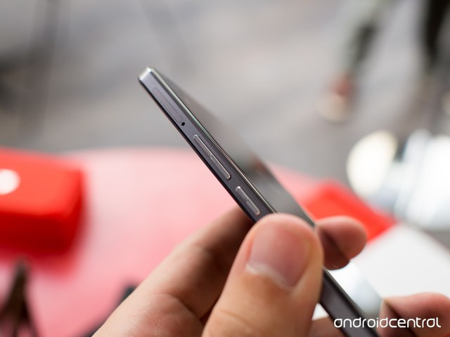 Cận cảnh OnePlus X: Hấp dẫn từ thiết kế, cấu hình đến giá bán ảnh 7 Sườn máy là nơi bố trí khe SIM cùng các phím bấm vật lý.
