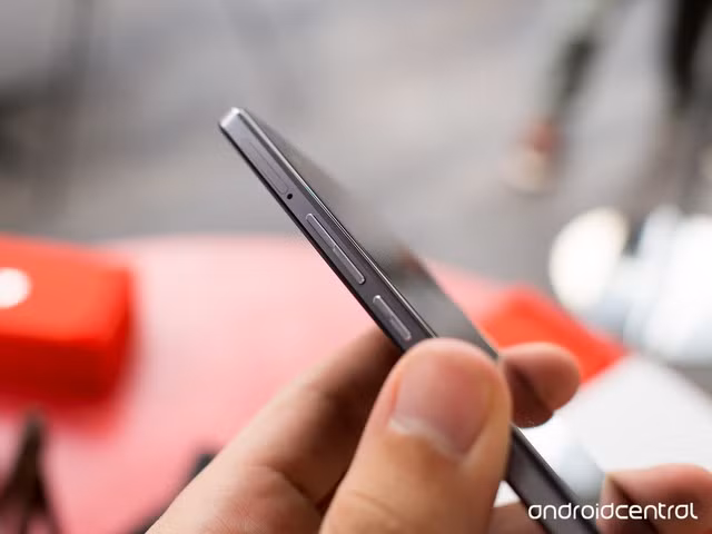  Sườn máy là nơi bố trí khe SIM cùng các phím bấm vật lý. 