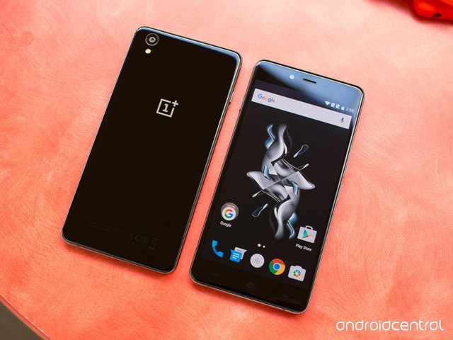 Cận cảnh OnePlus X: Hấp dẫn từ thiết kế, cấu hình đến giá bán ảnh 6 Tổng thể OnePlus X là một màu đen rất quyền rũ. Máy sử dụng màn hình 5 inch độ phân giải Full HD, mật độ điểm ảnh 441 ppi. Thông số này cho thấy chất lượng hiển thị của OnePlus X sẽ rất sắc nét.