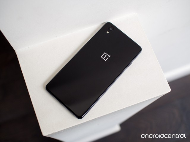Cận cảnh OnePlus X: Hấp dẫn từ thiết kế, cấu hình đến giá bán ảnh 9 Các thông tin khác về cấu hình của OnePlus X bao gồm vi xử lý Snapdragon 801 lõi tứ cùng 3 GB RAM và bộ nhớ trong 16 GB, có thể mở rộng thông qua khe cắm thẻ nhớ micro SD. Camera trước hỗ trợ chụp ảnh độ phân giải 8 megapixel, nguồn pin 2.525 mAh.
