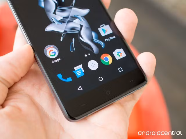 OnePlus X sử dụng cả phím điều hướng vật lý lẫn phím cảm ứng bên trong màn hình. 