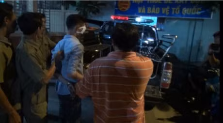 TP HCM: CSGT lan theo dinh vi, bat thanh nien trom xe may - Anh 1