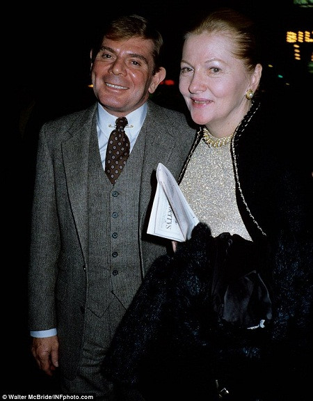 Bức hình chụp nữ diễn viên Joan Fontaine năm 1981. Bà qua đời ở tuổi 96 trong một giấc ngủ tại nhà riêng ở thành phố Carmel, bang California, Mỹ.