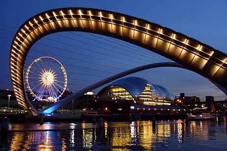 Cầu Gateshead Millenium, thành phố Newcastle, Anh:&nbsp;