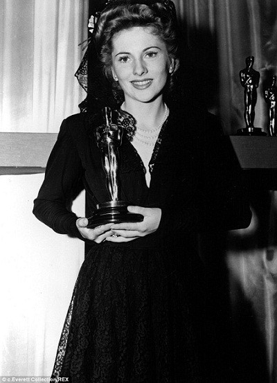 Joan Fontaine - một trong những vẻ đẹp ấn tượng của Hollywood - từng giành tượng vàng Oscar với vai diễn trong phim “Suspicion” (1941) của đạo diễn Alfred Hitchcock.