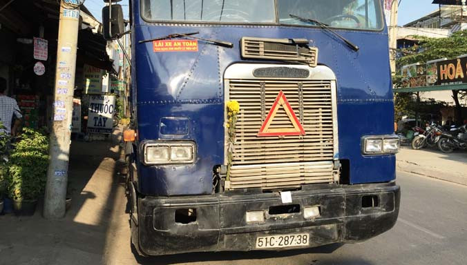 Xe mang logo "tính mạng con người là trên hết"... cán chết người ảnh 2 Xe mang logo "tính mạng con người là trên hết"... cán chết người ảnh 2