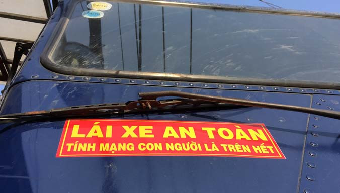 Xe mang logo "tính mạng con người là trên hết"... cán chết người ảnh 1 Xe mang logo "tính mạng con người là trên hết"... cán chết người ảnh 1