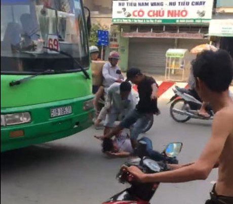Trộm xe máy, chàng thanh niên bị kéo lê, đánh đập dã man, tát tới tấp vào mặt - Ảnh 1 Trom xe may, chang thanh nien bi keo le, danh dap da man, tat toi tap vao mat - Anh 1