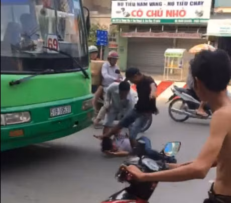 Trom xe may, chang thanh nien bi keo le, danh dap da man, tat toi tap vao mat - Anh 1