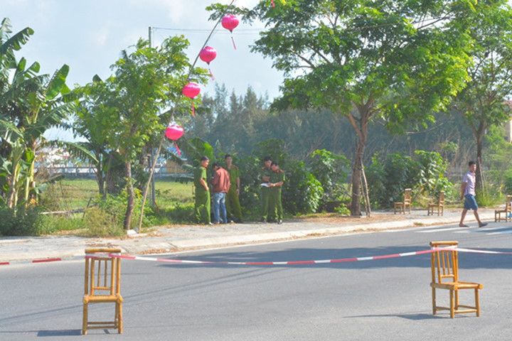 Cơ quan chức năng đang khám nghiệm hiện trường vụ án. Ảnh: Báo Công lý
