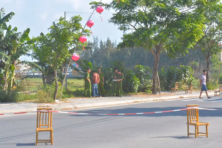 Cơ quan chức năng đang khám nghiệm hiện trường vụ án. Ảnh: Báo Công lý