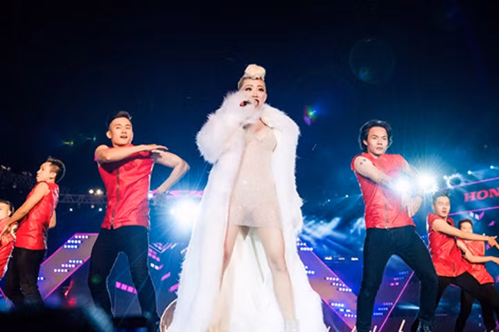 Những con số "khủng" của lễ hội thời trang và âm nhạc ngoài trời