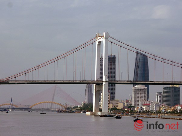 Theo Hội Quy hoạch phát triển đô thị Đà Nẵng, từ cầu Trần Thị Lý đến cuối hạ lưu sông Hàn chưa đầy 4km đã có 5 cây cầu (4 mới, 1 cũ). Xây thêm một cây cầu để giải quyết ách tắc giao thông sẽ làm mất đi không gian và vẻ đẹp dòng sông (?!) - Ảnh: HC