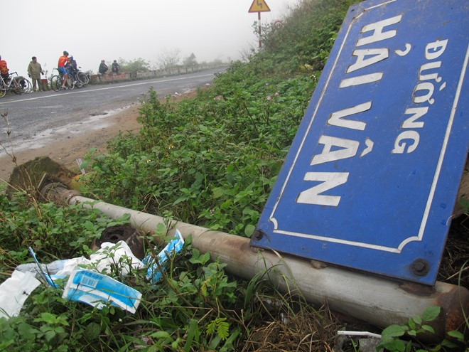 Biển báo đường Hải Vân nằm ngã nghiêng. Ảnh: H.L Biển báo đường Hải Vân nằm ngã nghiêng. Ảnh: H.L