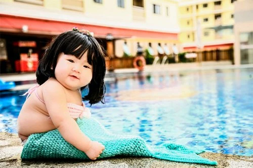 “Tiểu mỹ nhân ngư bụng bự” khiến dân mạng “điên đảo”