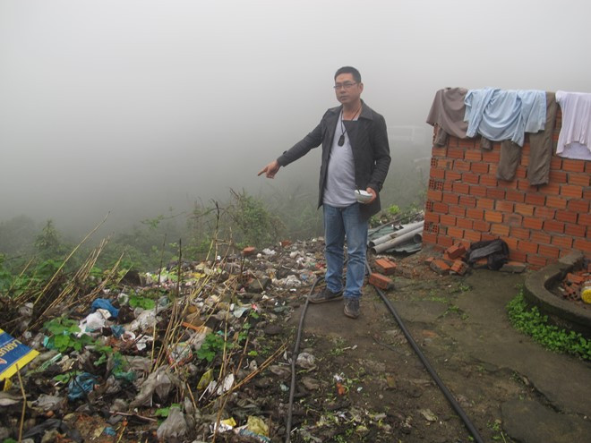 Rác thải chất thành đống lớn gây ô nhiễm môi trường tại di tích Hải Vân quan. Ảnh: H.L Rác thải chất thành đống lớn gây ô nhiễm môi trường tại di tích Hải Vân quan. Ảnh: H.L