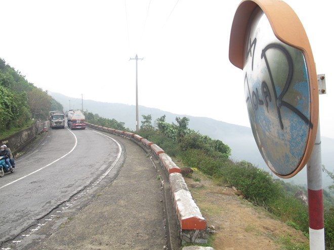 Gương cầu lồi không còn giữ đúng chức năng phản chiếu tại những khúc cua trên đèo Hải Vân. Ảnh: H.L Gương cầu lồi không còn giữ đúng chức năng phản chiếu tại những khúc cua trên đèo Hải Vân. Ảnh: H.L