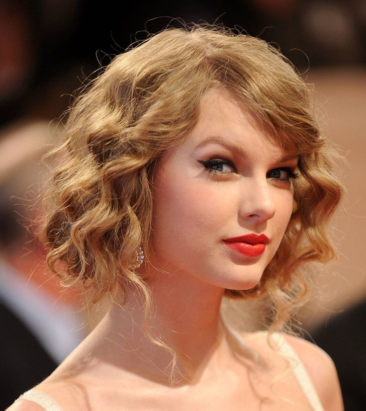 Kiểu tóc này thích hợp với những bạn gái có mái tóc thẳng hoặc xoăn tự nhiên. Đồng thời, nó cũng đem lại sự mềm mại cho khuôn mặt vuông.