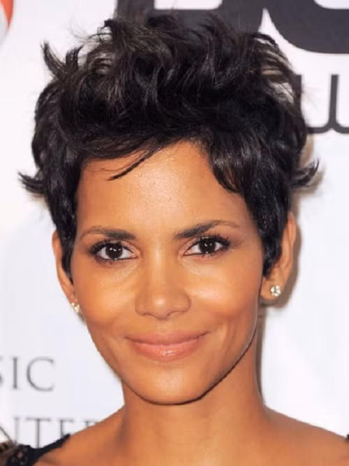 3. Tóc xoăn ngắn pixie: Đây là kiểu tóc phù hợp cho bạn gái cá tính. Tóc xoăn ngắn pixie mang đến nét tươi trẻ và một chút nam tính cho cô gái dám thử sức với kiểu đầu đầy ấn tượng này. 3. Tóc xoăn ngắn pixie: Đây là kiểu tóc phù hợp cho bạn gái cá tính. Tóc xoăn ngắn pixie mang đến nét tươi trẻ và một chút nam tính cho cô gái dám thử sức với kiểu đầu đầy ấn tượng này.