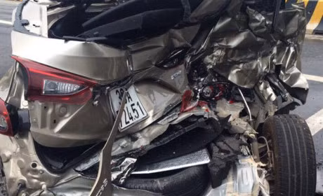 Xe dau keo dam vao duoi xe o to Mazda, 2 nguoi phu nu nhap vien cap cuu - Anh 3