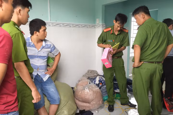 Công an phát hiện nhiều tang vật cất giấu tại phòng trọ của Hùng