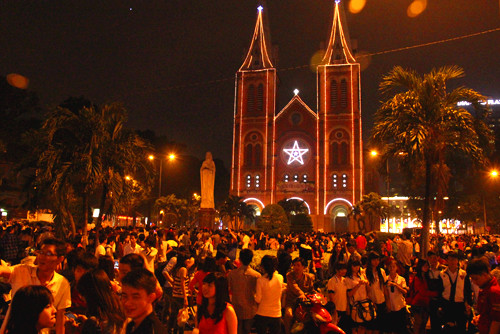 Trong khi đó, tại TP HCM, thời tiết lại mát mẻ. Dòng người đổ về khu vực trung tâm ngày một đông khiến đường Đồng Khởi, Lê Duẩn, Phạm Ngọc Thạch, Nguyễn Huệ, Tôn Đức Thắng, Nam Kỳ Khởi Nghĩa... ùn tắc. Quanh Nhà thờ Đức Bà, các điểm giữ xe tự phát mọc lên với giá từ 20.000 - 30.000 đồng mỗi xe máy nhưng vẫn không còn chỗ trống. Ảnh: Hữu Công. noel5-7034-1387904007.jpg