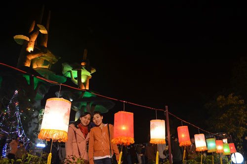 Từ 19h, hàng nghìn người ở thị xã Quảng Trị, TP Đông Hà và các huyện lân cận đã đổ về Vương cung thánh đường La Vang (huyện Hải Lăng, Quảng trị) cùng đón đêm Noel. Phần đông trong số đó là những bạn trẻ, nam thanh nữ tú. Tại TP Đông Hà trời lạnh nhưng khô ráo khiến mọi người đổ ra đường và đến các nhà thờ càng đông. Ảnh: Quang Hà az12-6599-1387900766.jpg