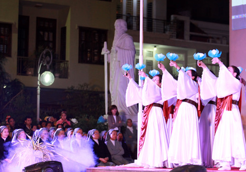 Chăm chú theo dõi hoạt cảnh sống động tái hiện thời khắc chúa Giê su hài đồng được sinh ra trong máng cỏ đơn sơ, bạn Trịnh Kim Điền (22 tuổi) nhận định Giáng sinh năm nay ở Đà Nẵng có nhiều hoạt động thú vị hơn so với năm ngoái. “Mình đến thánh lễ Noel để cầu bình an cho gia đình, bạn bè”, Điền chia sẻ. Ảnh: Văn Đông noel2-9537-1387900766.jpg