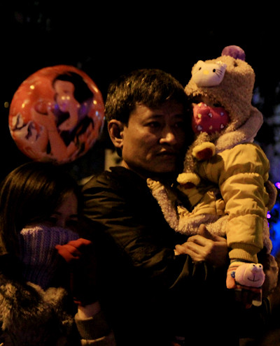 Nhiều em, mặc quần áo kín mít để tránh cái lạnh về đêm, được cha mẹ đưa đi dạo phố mừng lễ hội Noel ở thành phố Thanh Hóa. Ảnh: Lê Hoàng 6-4687-1387900766.jpg