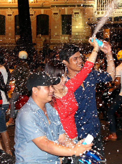 Do tiết trời mát mẻ nên nhiều bạn trẻ Sài Gòn sử dụng bình xịt tạo tuyết trắng để chụp ảnh "mùa đông". Ảnh: Hữu Công. noel9-8279-1387904006.jpg