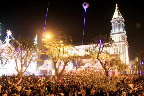 Tối 24/12, tại Thanh Hóa thời tiết lạnh nhưng lượng người đổ về nhà thờ Chính tòa ở trung tâm thành phố tham dự lễ Giáng sinh vẫn rất đông. Nhiều ngày nay, nhà thờ Chính tòa Thanh Hóa đã được trang hoàng lộng lẫy. Ảnh: Lê Hoàng 1-3623-1387900766.jpg