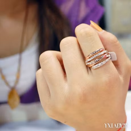 Deo nhan nao phai chuyen dua: Deo dung thi may man, khong thi rat xui - Anh 2