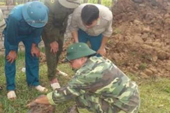 Đạn dưới ghe cát phát nổ khiến một người nguy kịch