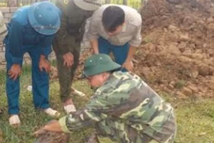 Đạn dưới ghe cát phát nổ khiến một người nguy kịch